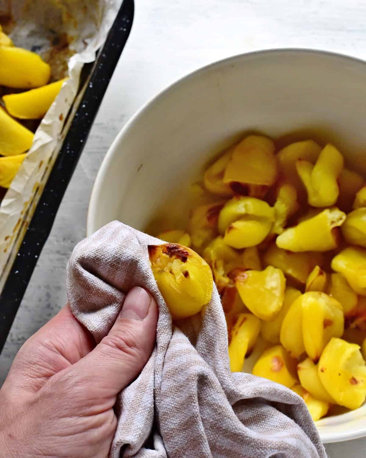 gebackene Kartoffeln-Wedges zerdrücken