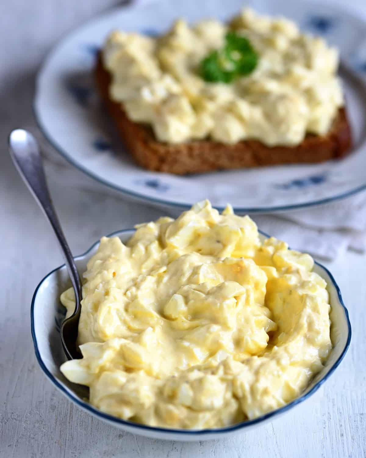 eiersalat in der kleinen schüssel