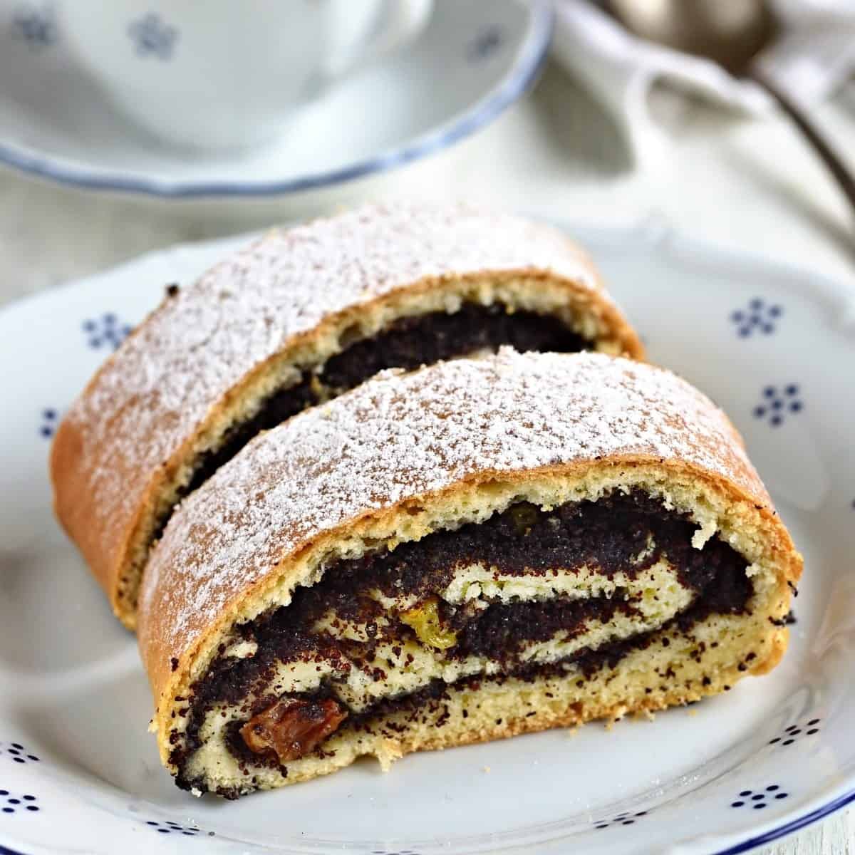 Mohnstrudel servieren