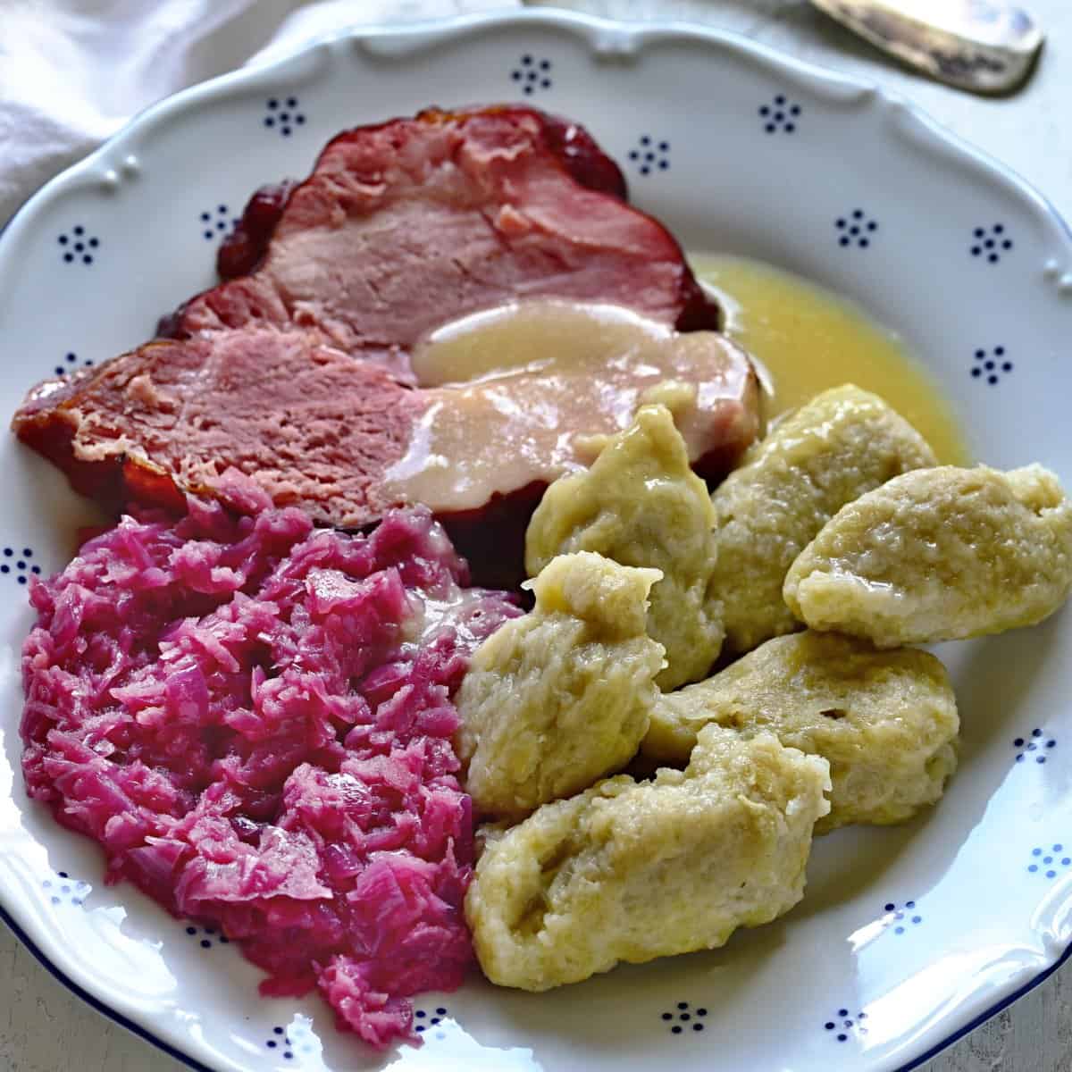 tschechische chlupaté knedlíky mit rotkohl und geräuchertem Fleisch