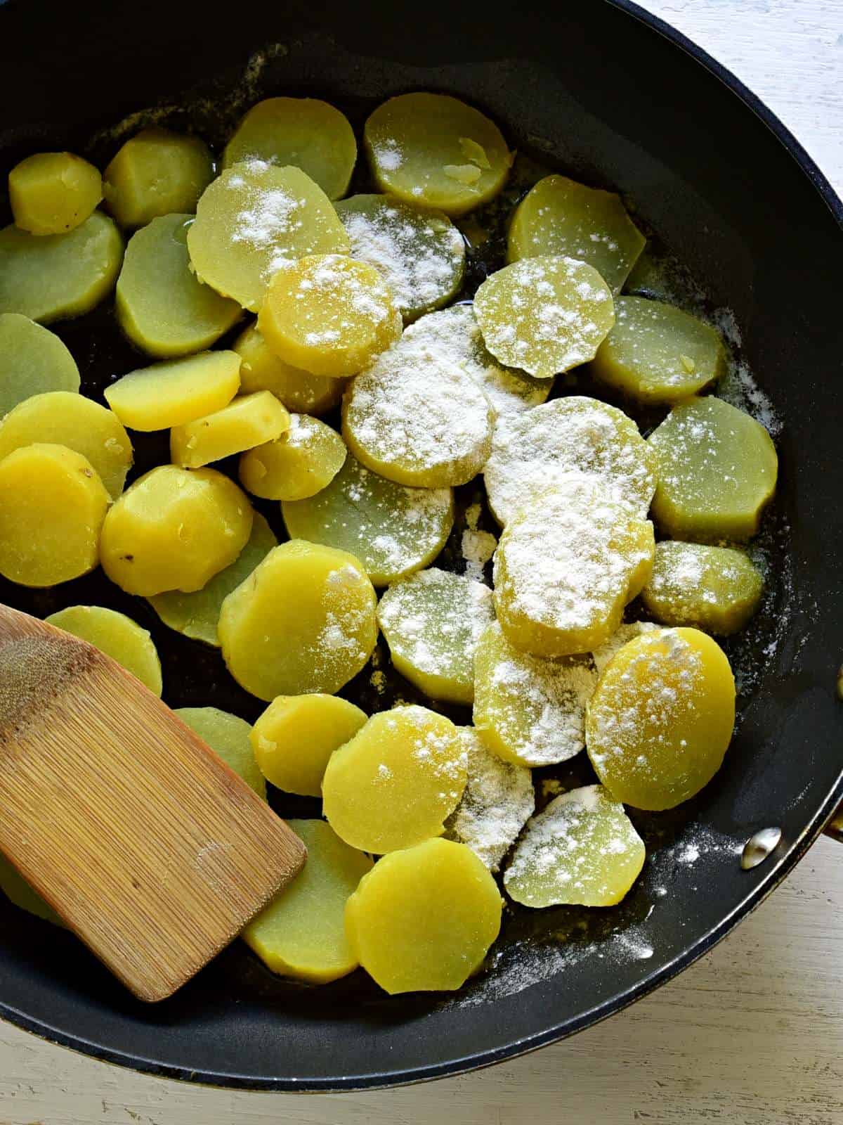 bratkartoffeln mit etwas mehl bestreuen