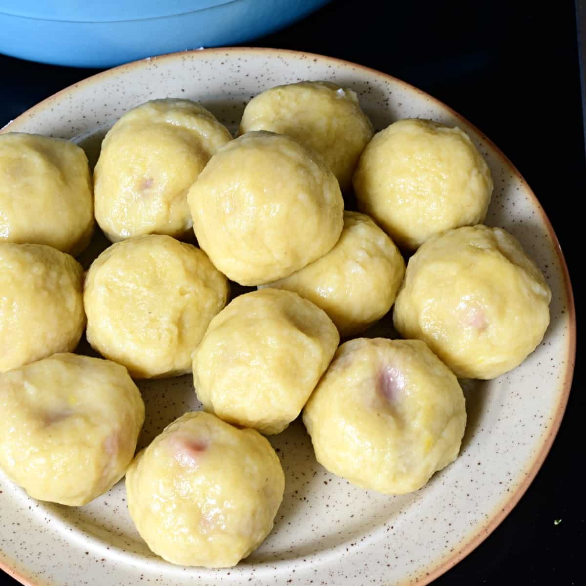 Obstknödel auf dem Teller