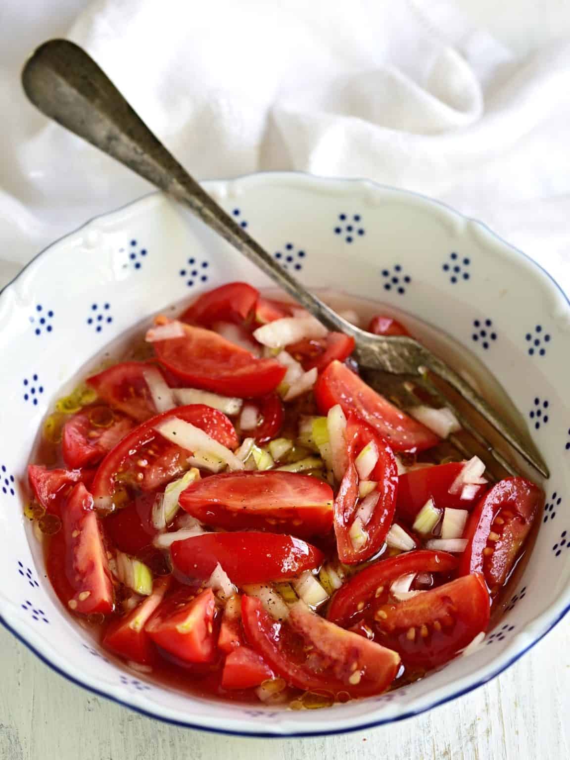 Tomatensalat mit Zwiebeln - Culina Bohemica