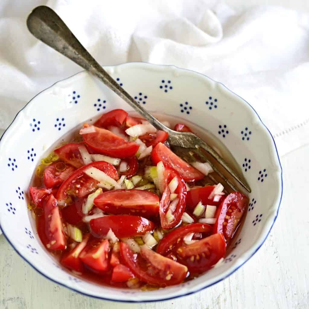 Tomatensalat mit Zwiebeln - Culina Bohemica