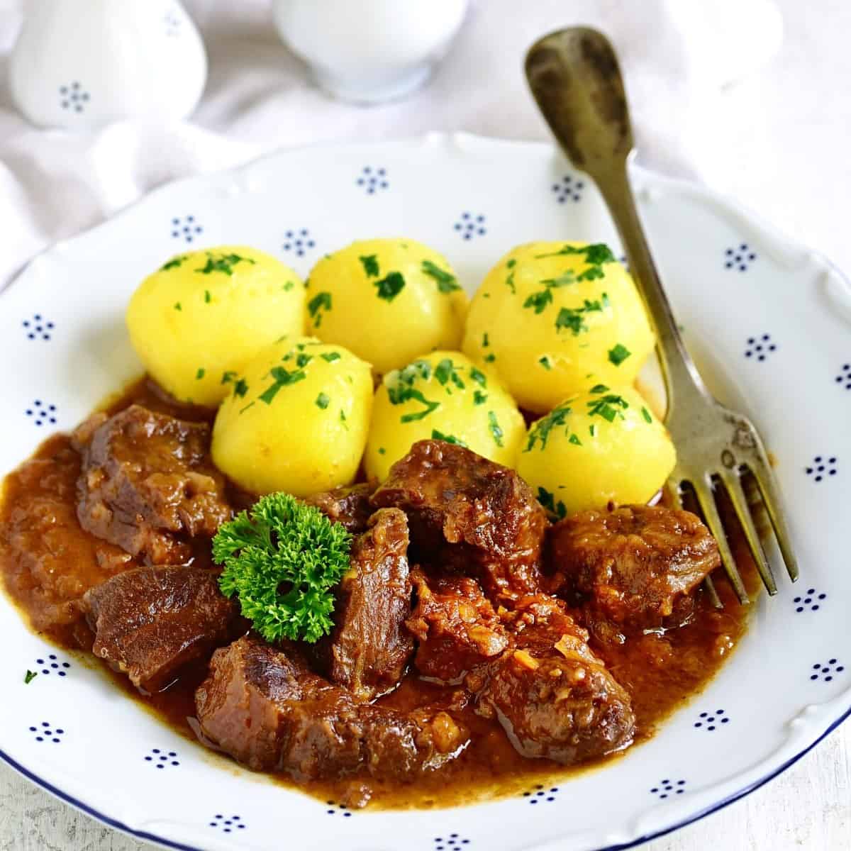 Schweinegulasch nach Omas Rezept - Culina Bohemica