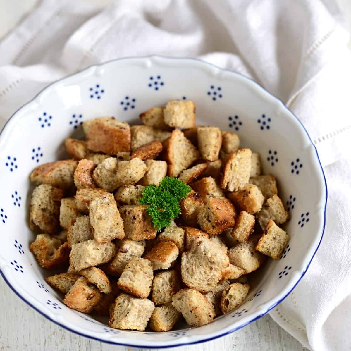 brot croutons in der schüssel.