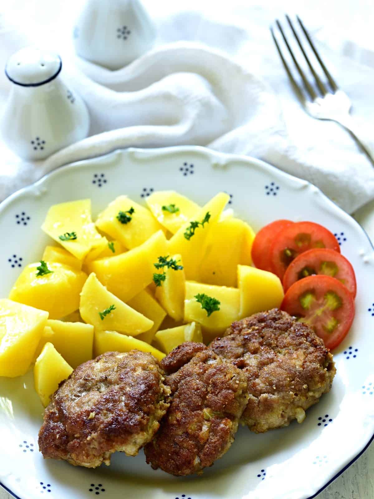 frikadellen servieren, mit Salzkartoffeln.