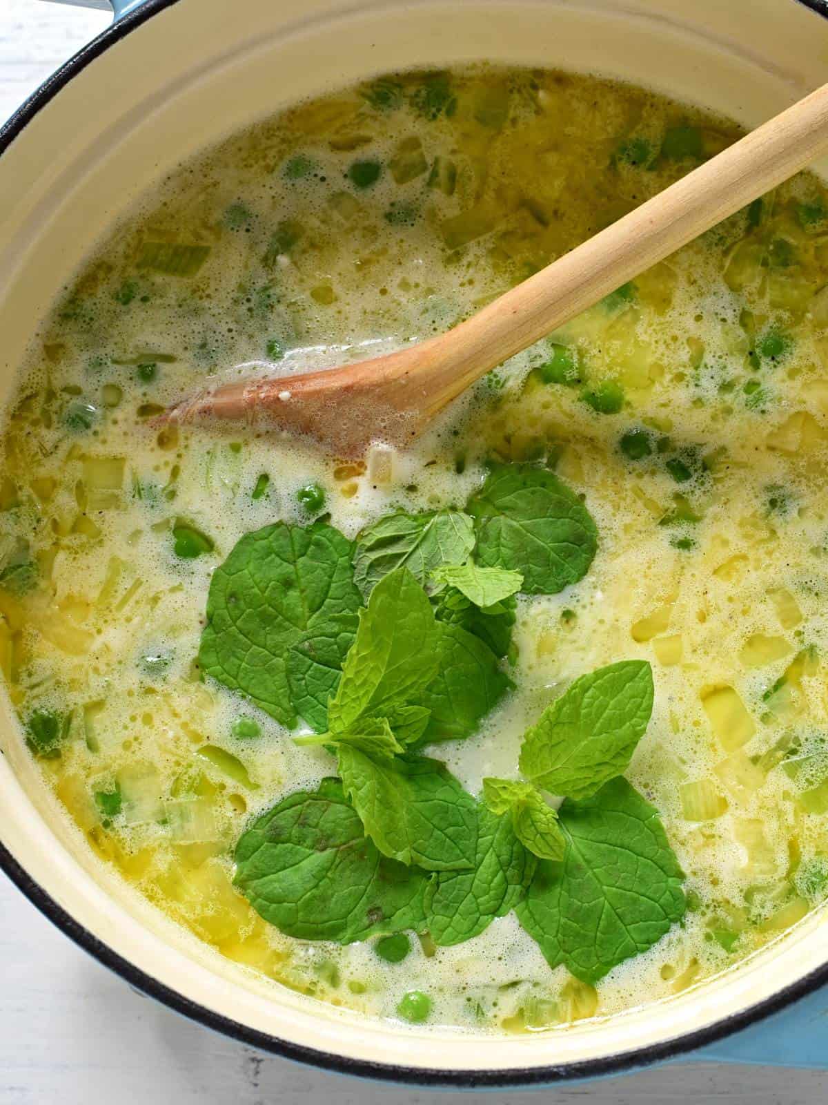 Minzen-Blätter zu der Suppe eingeben.