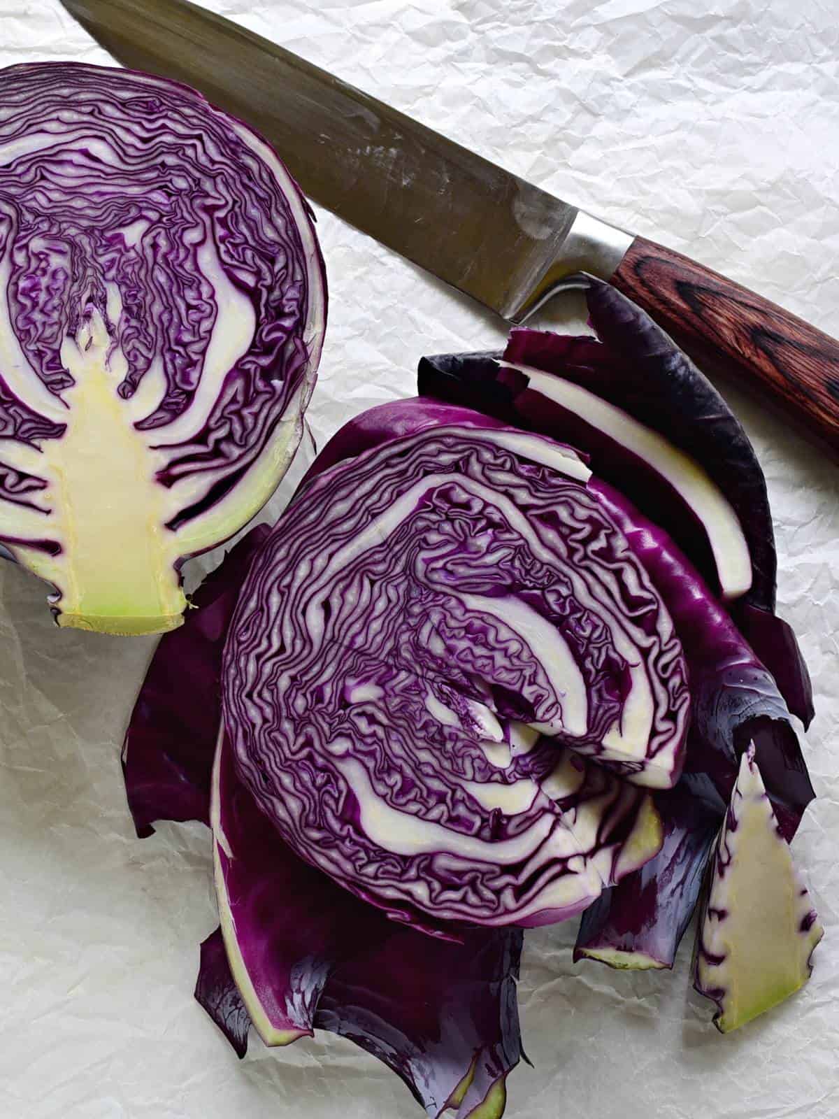 Rotkohl-kopf schneiden.