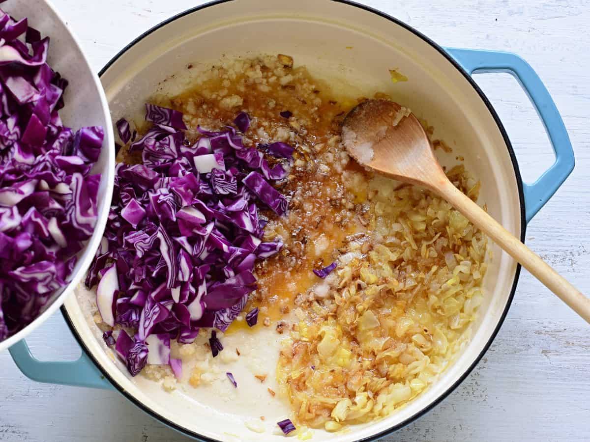 Zucker in der pfanne karamelisieren lassen, dann rotkohl zugeben.