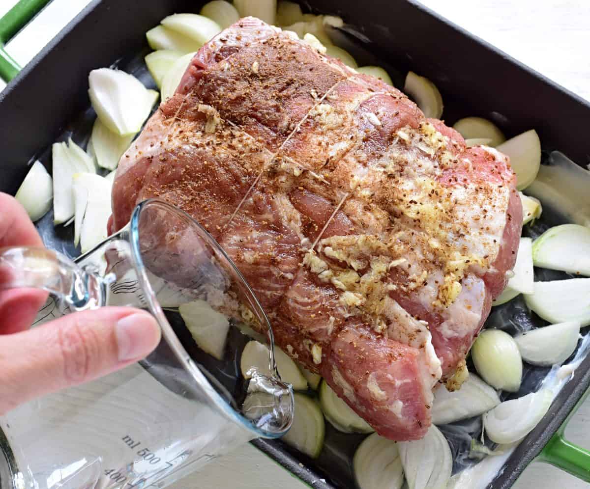 Schweinebraten im Bratform mit Zwiebeln.