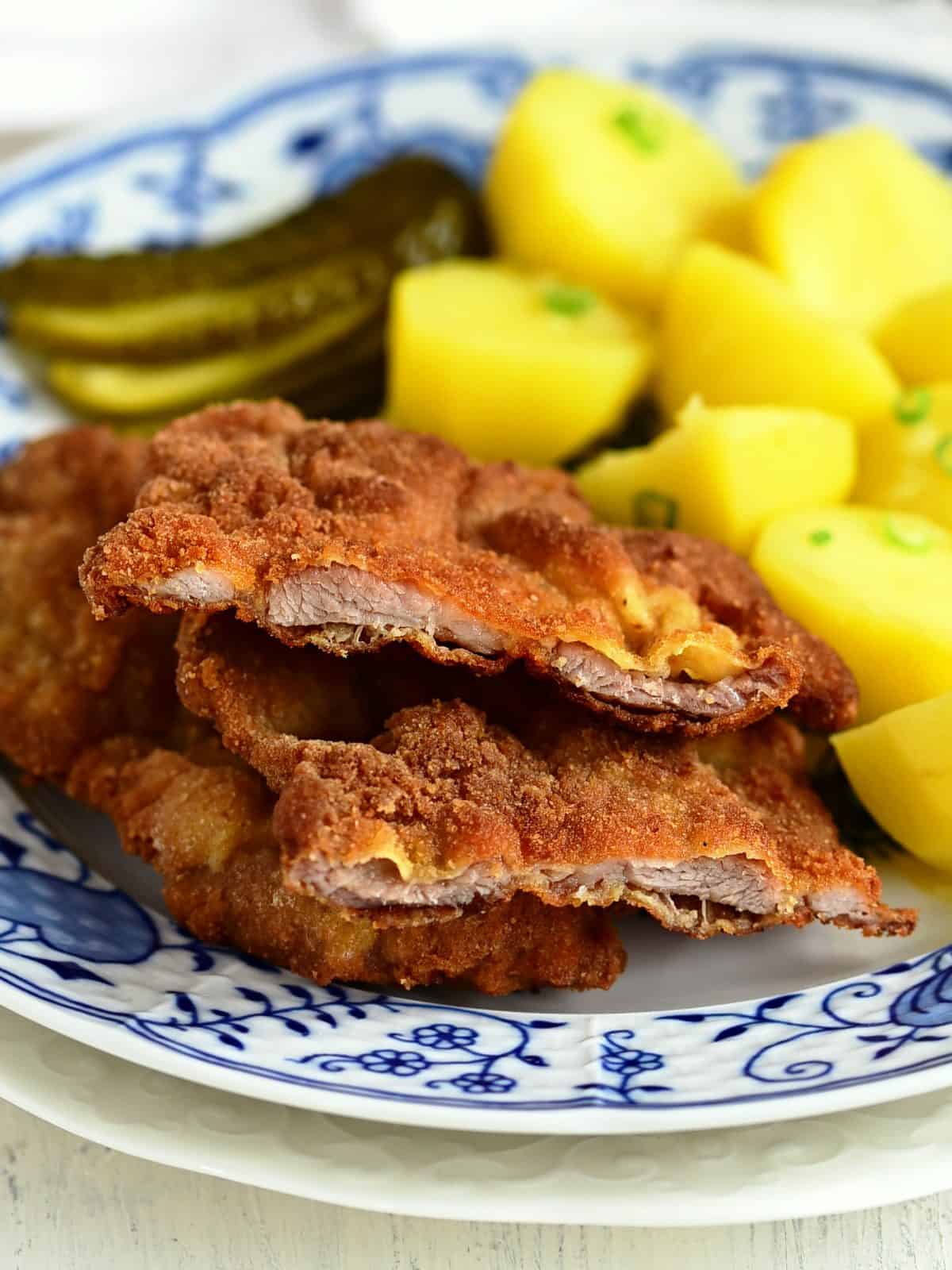 Schweineschnitzel servieren.