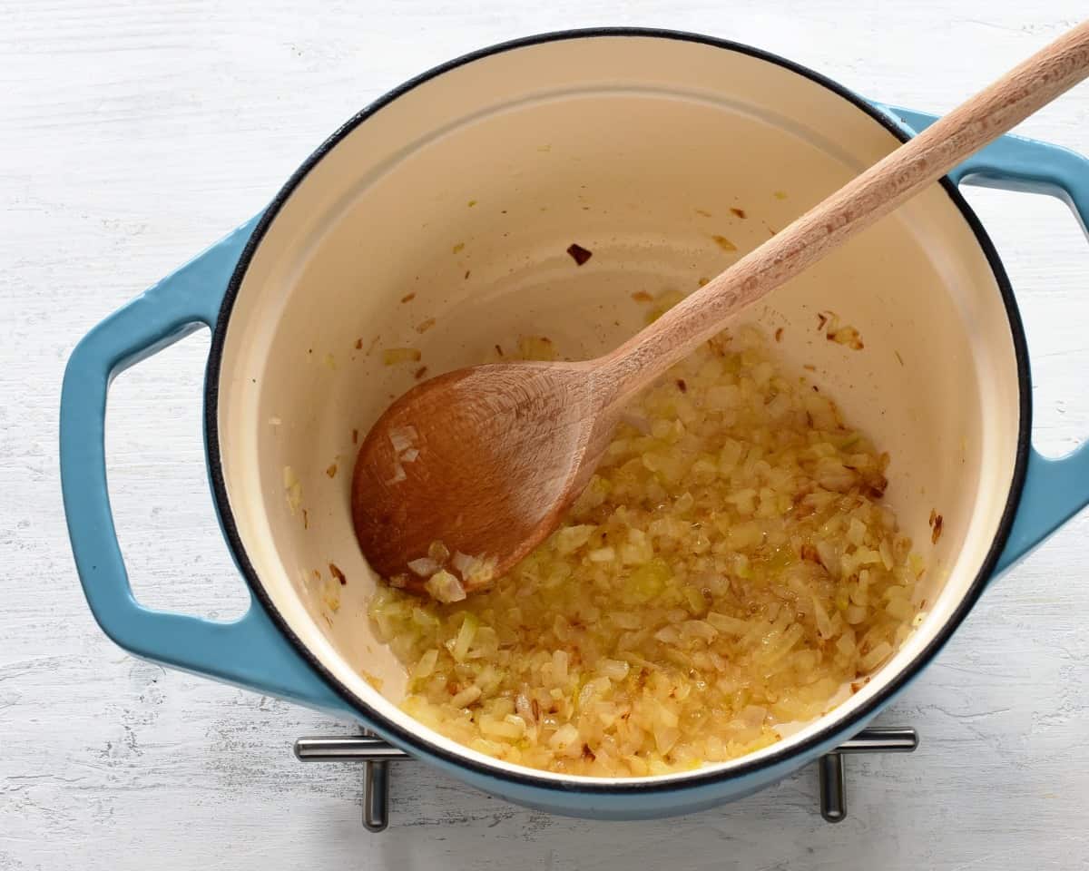 Zwiebeln in Dutch Oven anbraten.