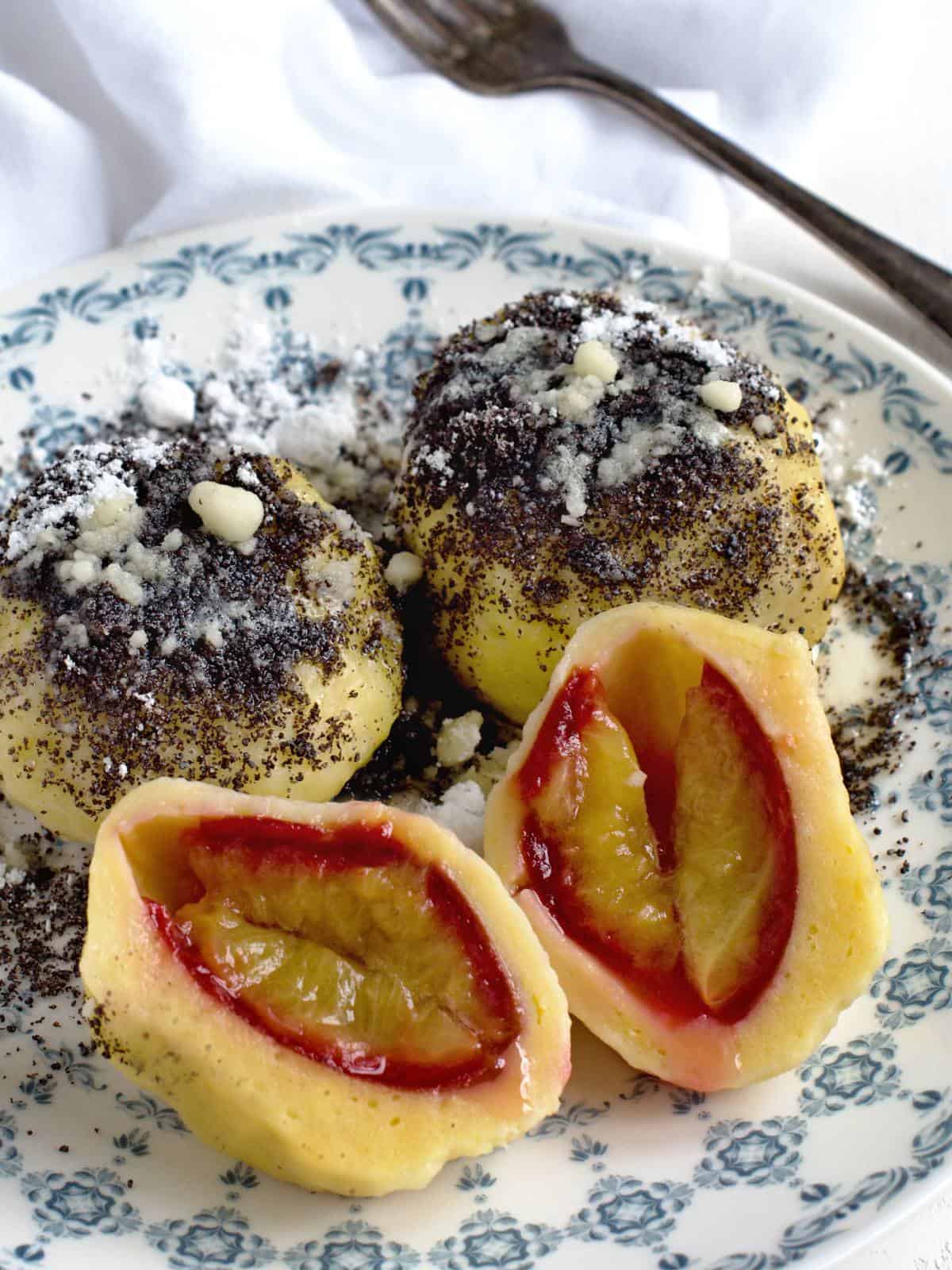 Pflaumenknödel mit Mohn - Culina Bohemica