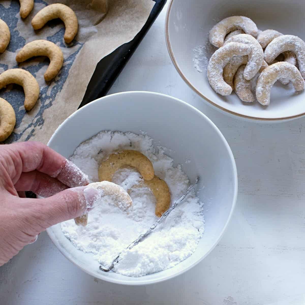 Vanillekipferl im Zucker wenden.