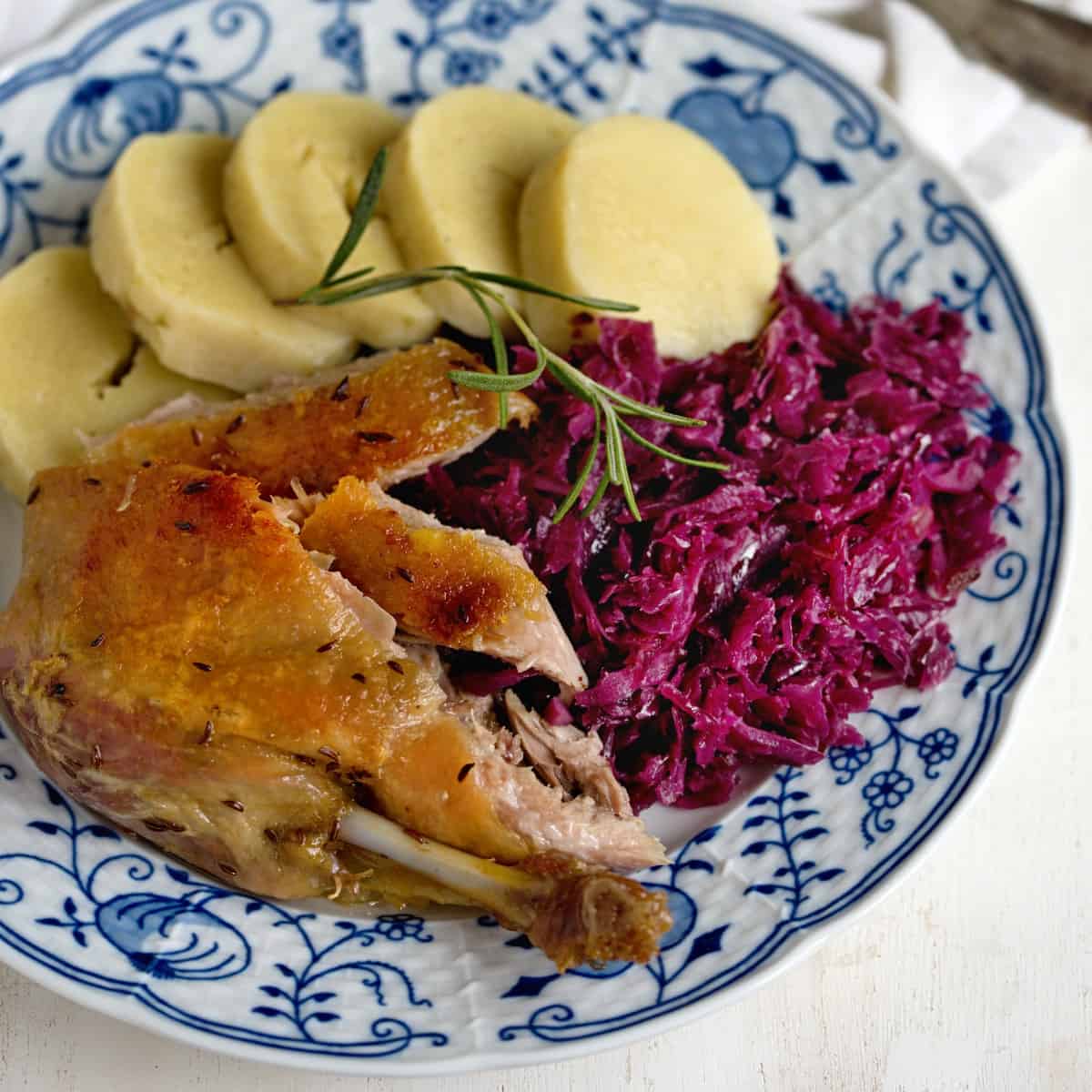 Entenbraten mit Knödeln und Rotkohl