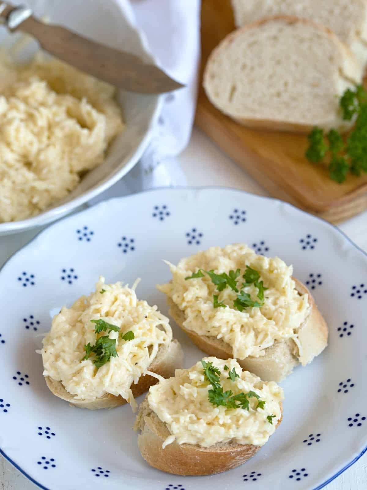 Brötchen bestrichen mit Knoblauch Käse Aufstrich