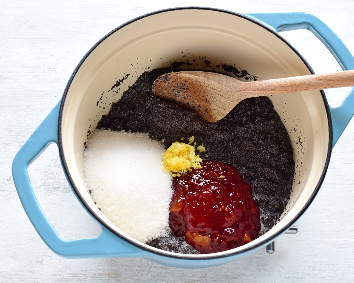 Mohnfüllung zubereiten. Zucker, Marmelade und geriebene Zitronenschale.