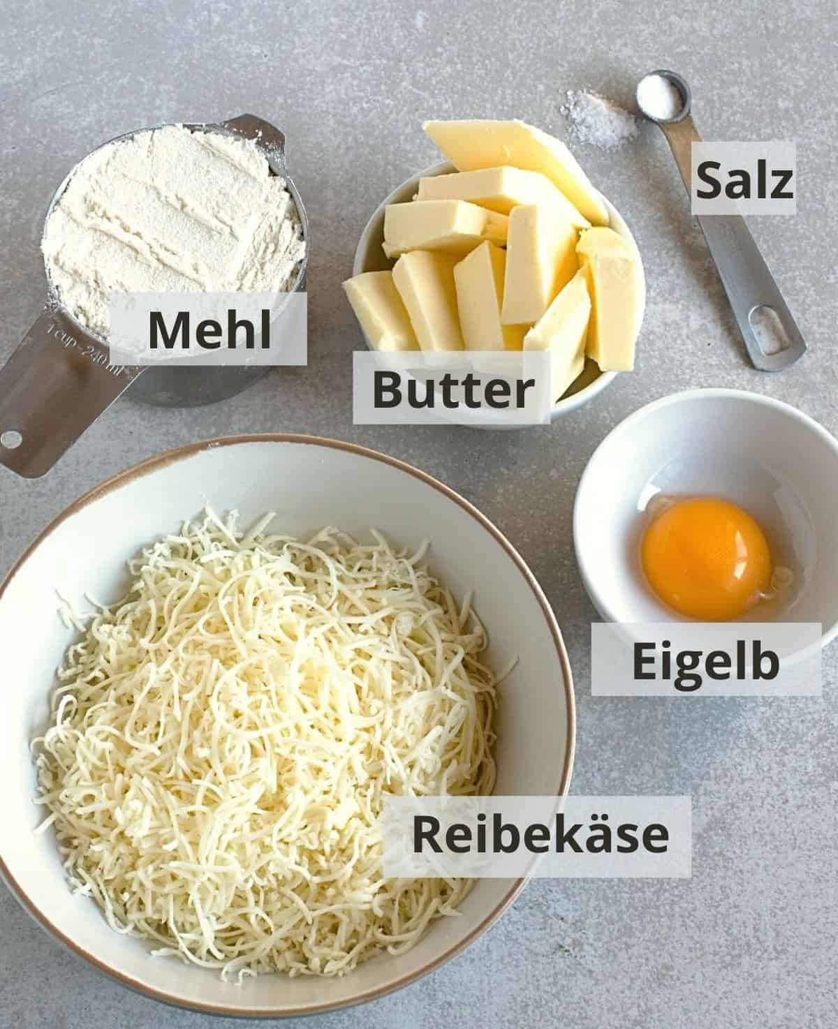 Zutaten für Käseplätzchen mit Beschreibung.