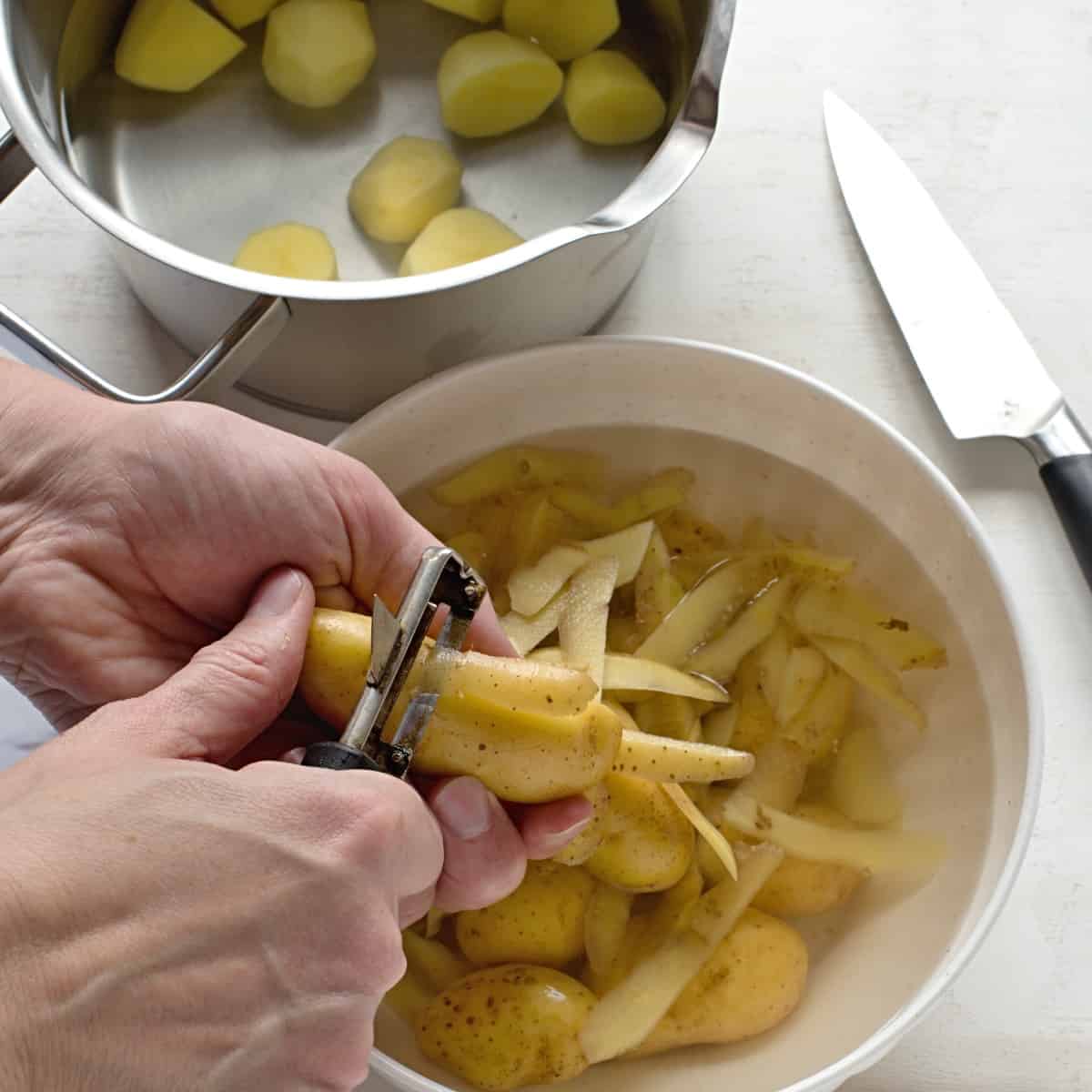 Kartoffeln schälen und schneiden.