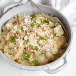Krautnudeln serviert mit Parmesan-Käse.