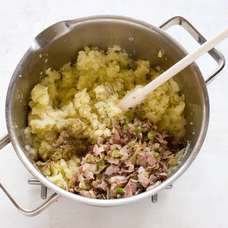 Einfache Stampfkartoffeln mit Zwiebeln und Speck - Culina Bohemica