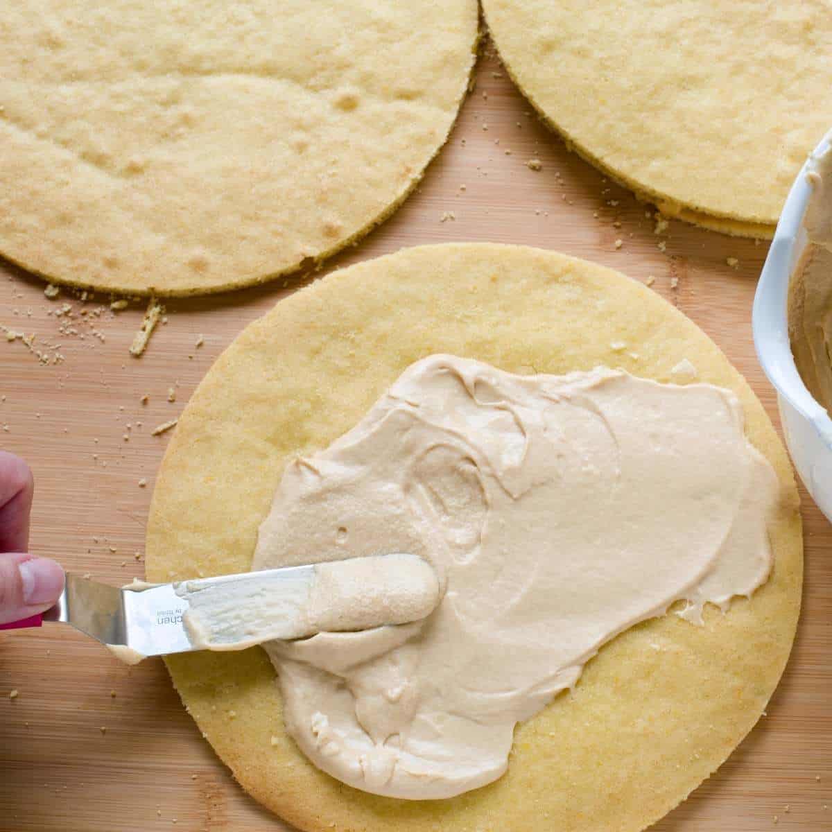 Kuchenboden mit Karamellfüllung bestreichen.