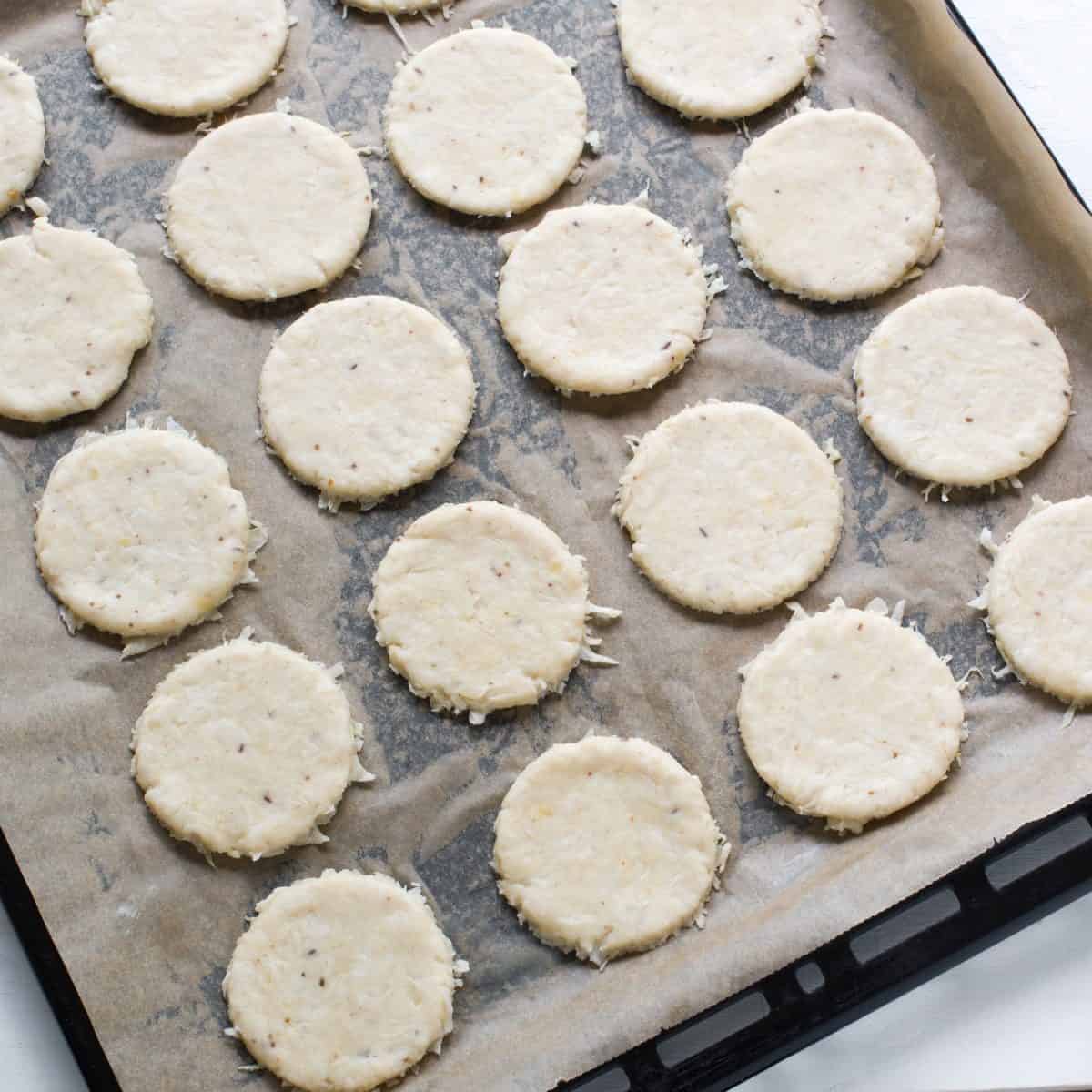 Plätzchen auf dem Backblech.