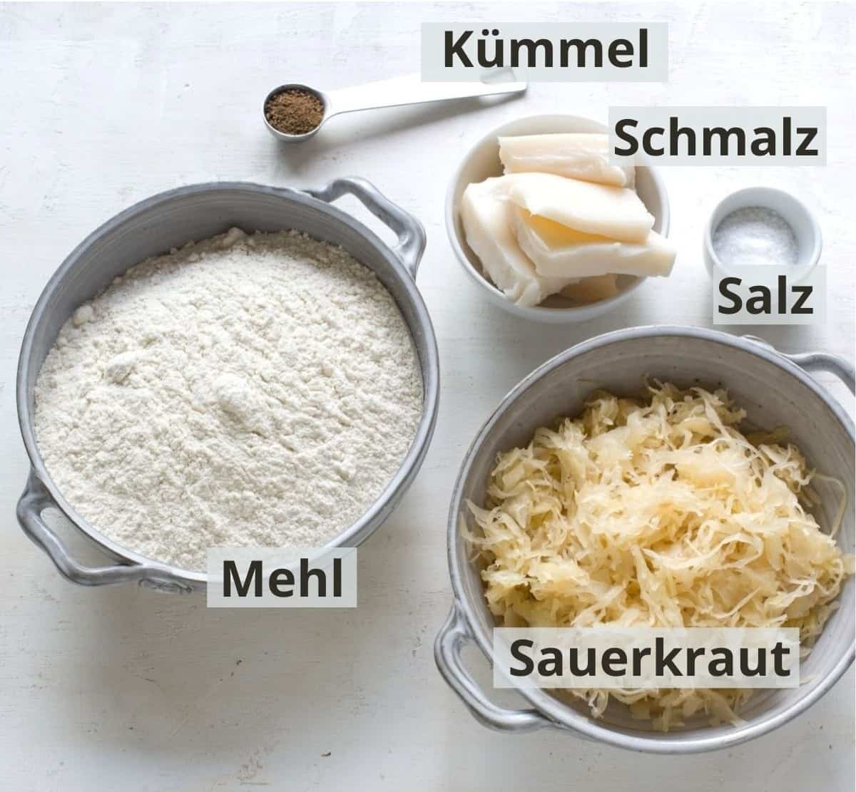 Zutaten für Plätzchen mit Sauerkraut, mit Beschriftung. 