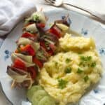 Fleischspiesse serviert mit Kartoffelpüree.