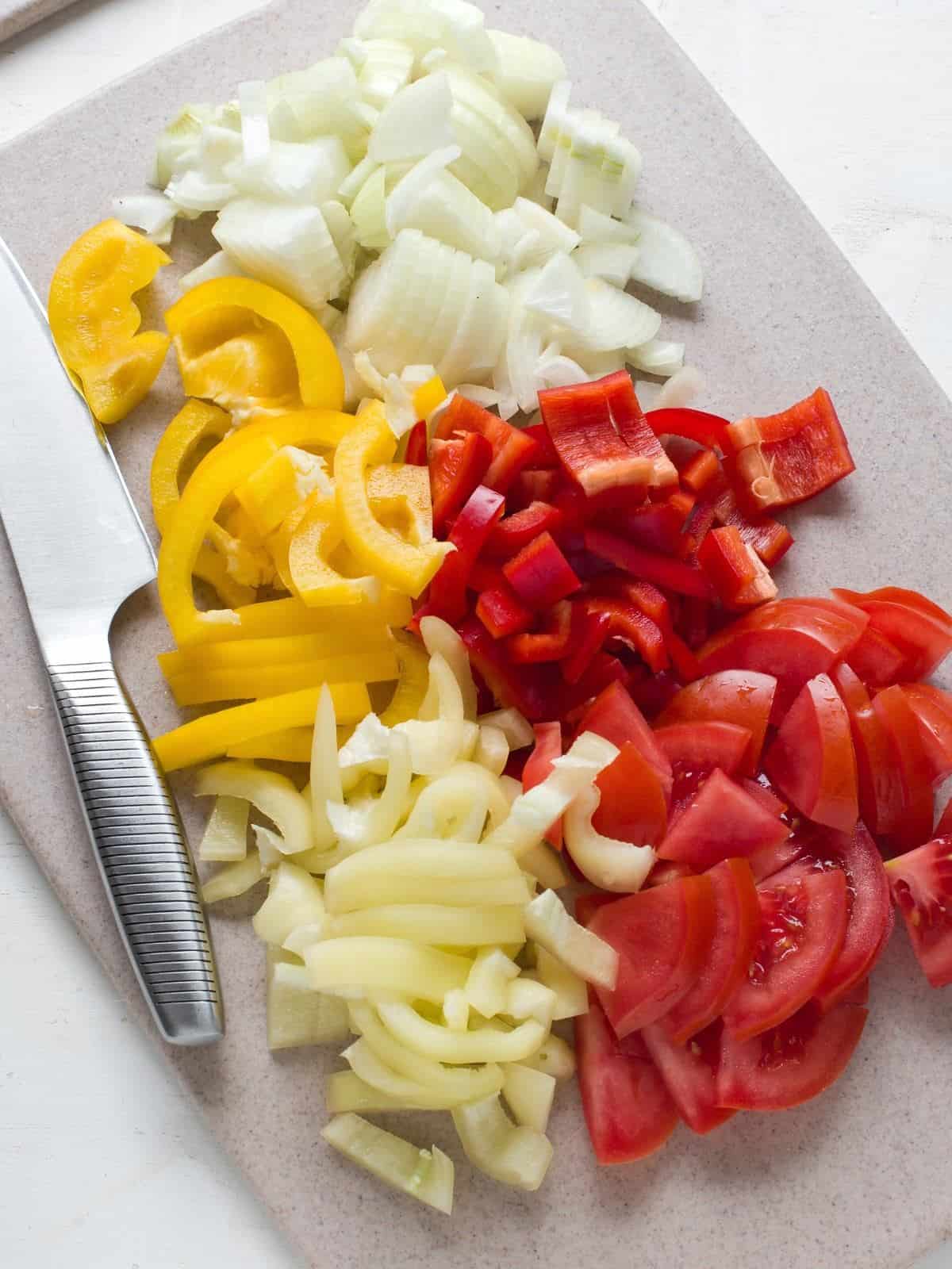 Geschnittene Zwiebeln, Tomaten und Paprikas.