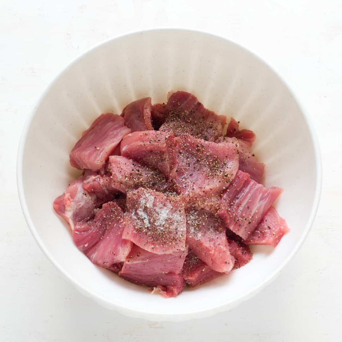 Schweinefilet in Würfel geschnitten, mit Pfeffer und Salz abgeschmeckt.