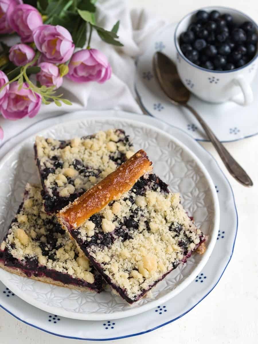 Blaubeerkuchen Schnitten serviert auf dem Teller.