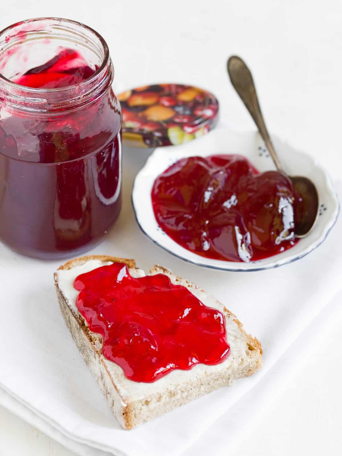 Eine Brotscheibe, bestrichen mit Johannisbeermarmelade.