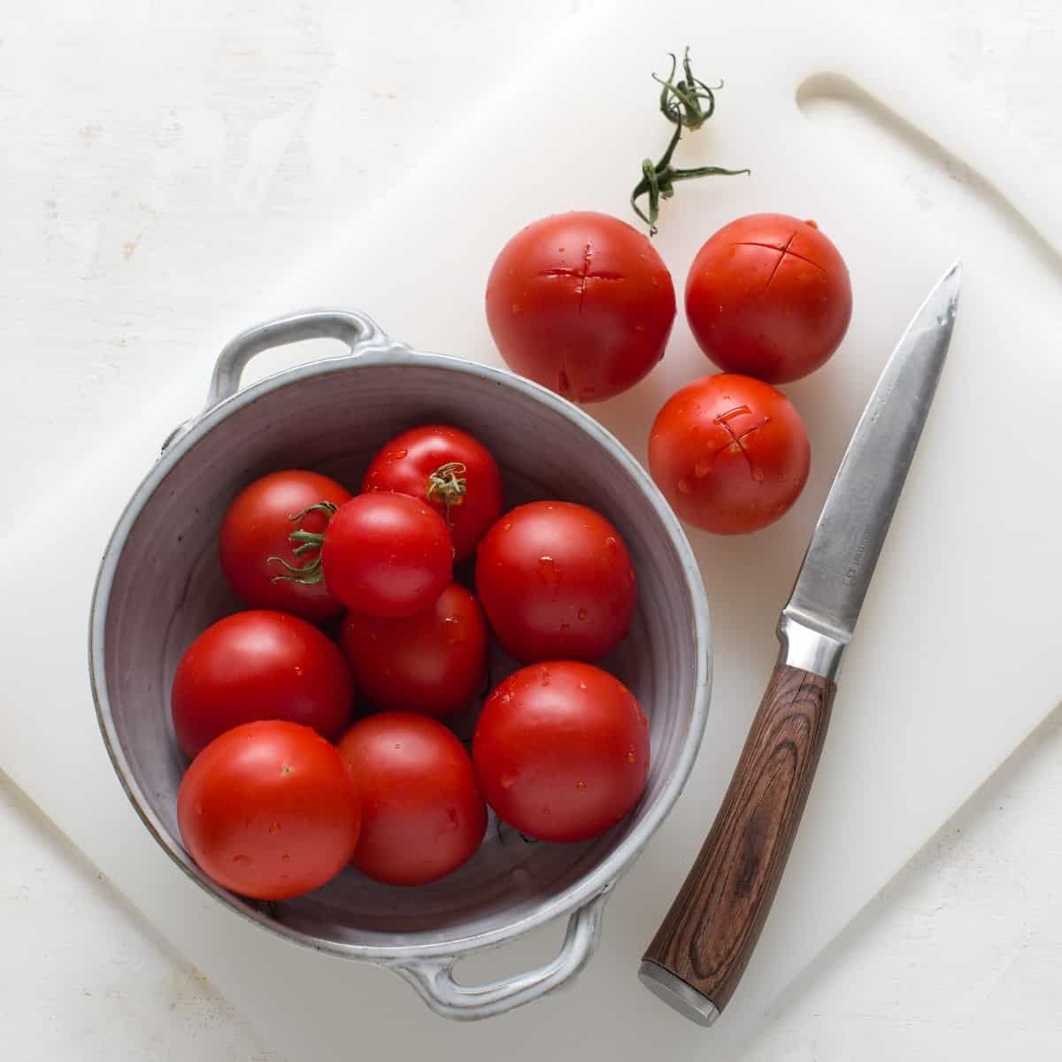 Tomaten in Schüssel for dem Schälen.