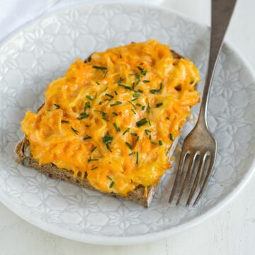 Überbackene Brotscheibe mit Karotten-Käse Aufstrich, Rezept.