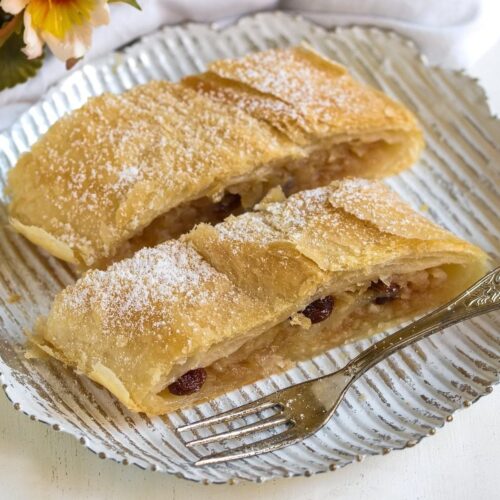 Schnitte des Apfelstrudels zubereitet mit fertigem Blätterteig.