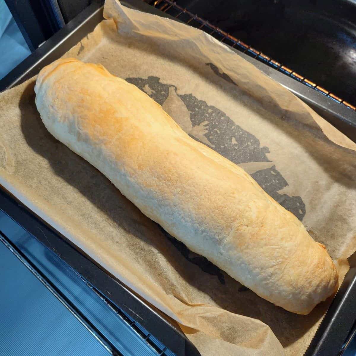 Apfelstrudel gebacken, auf dem Backblech.