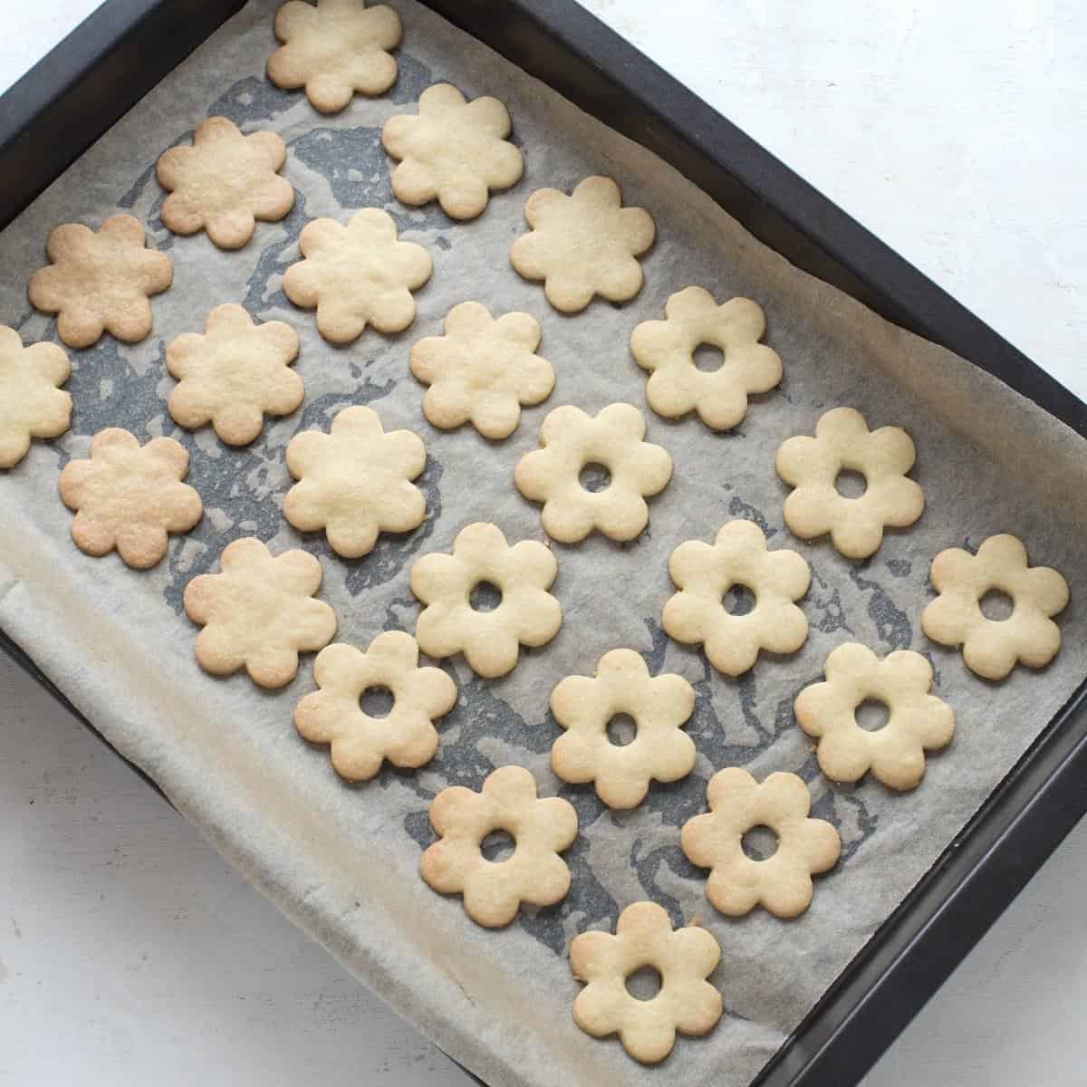 Gebackene Linzer Plätzchen auf dem Blech.