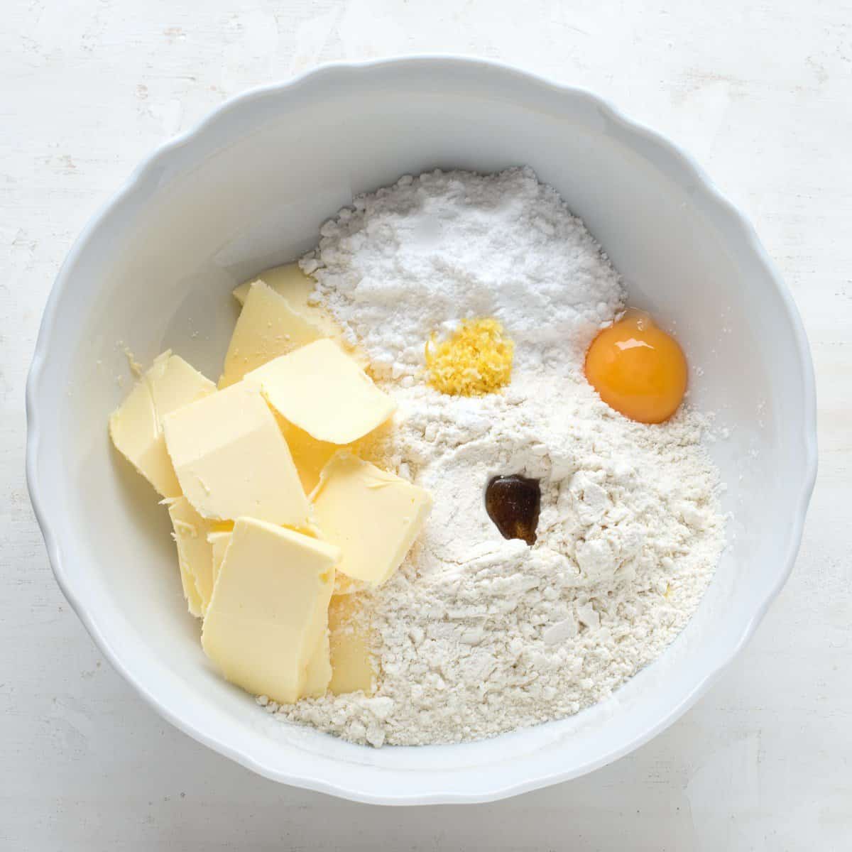 Zutaten für Linzer Plätzechen in der weissen Schüssel.