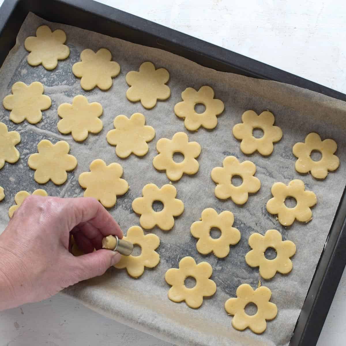 Linzer Plätzchen auf dem Blech vor dem Backen.