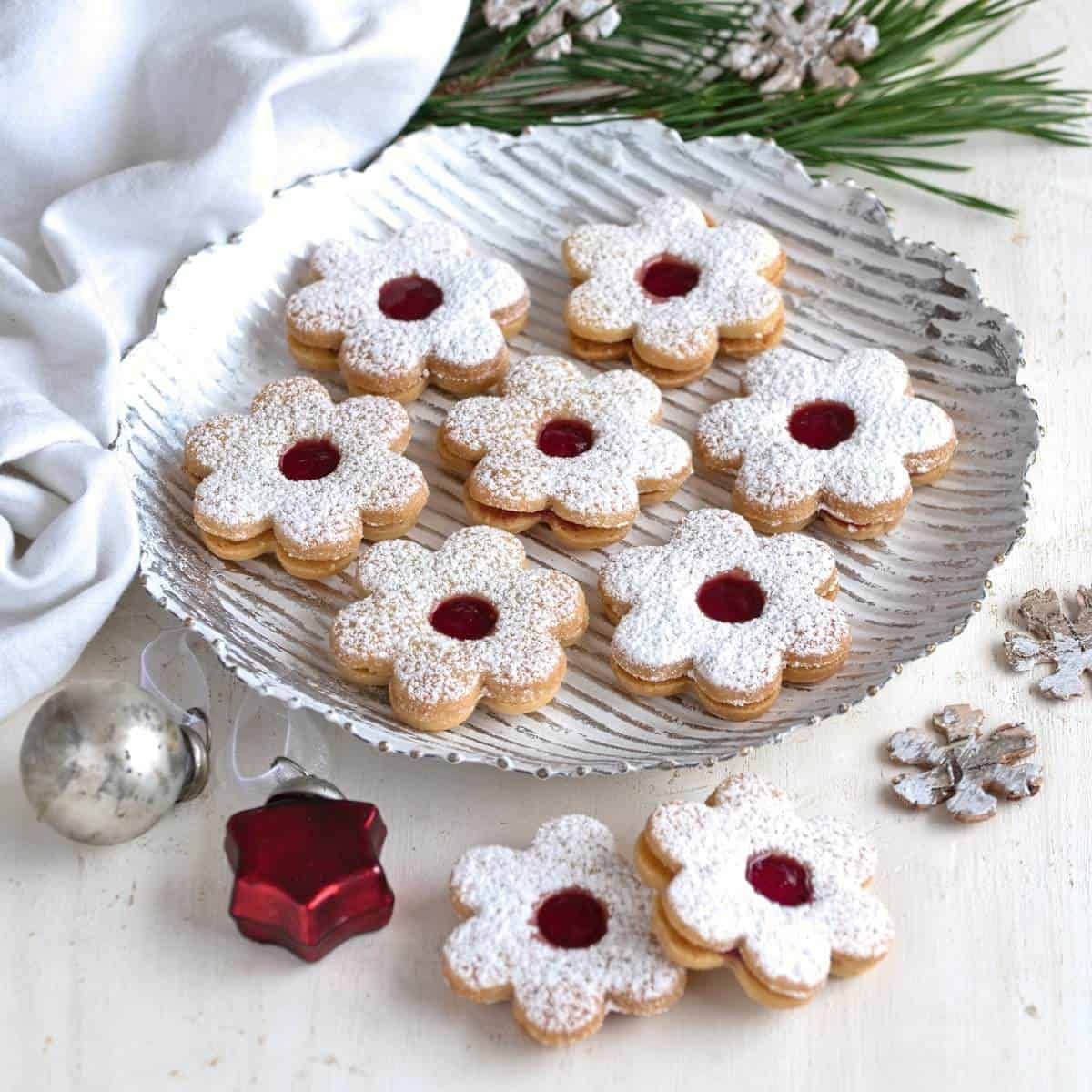 Linzer Weihnachtsplätzchen auf der Platte.