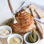 Gebratene Schweinshaxe vom Ofen, mit Beilagen.