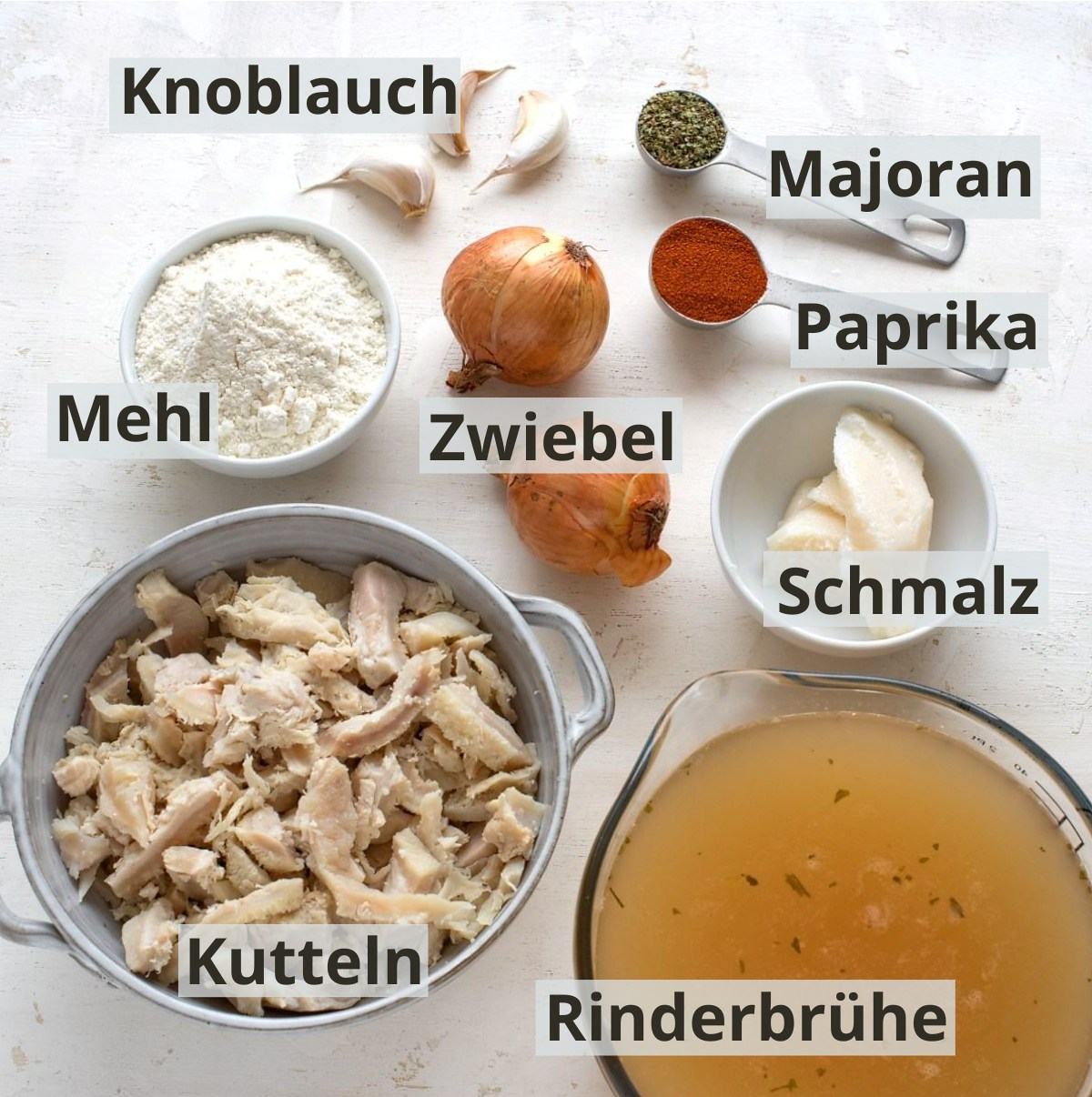Zutaten für tschechische Kuttelsuppe, einschliesslich Beschriftung.