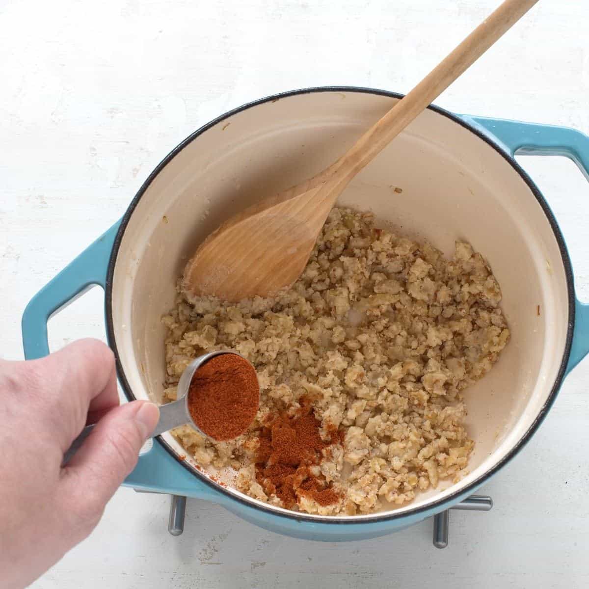 Die Zwiebelschwitze mit Paprikapulver abschmecken.