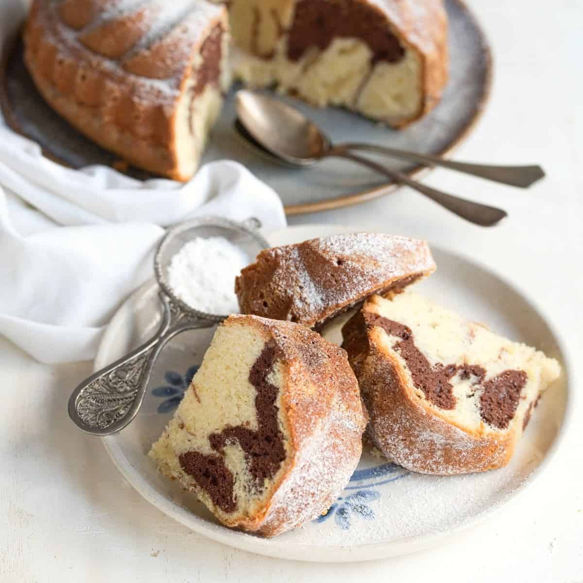 Schnitte des tschechischen Babovka Marmorkuchen, serviert auf der Platte.