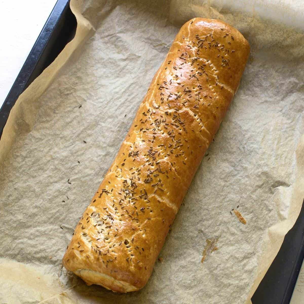 Sauerkrautstrudel gebacken, auf dem ausgelegtes Backblech.