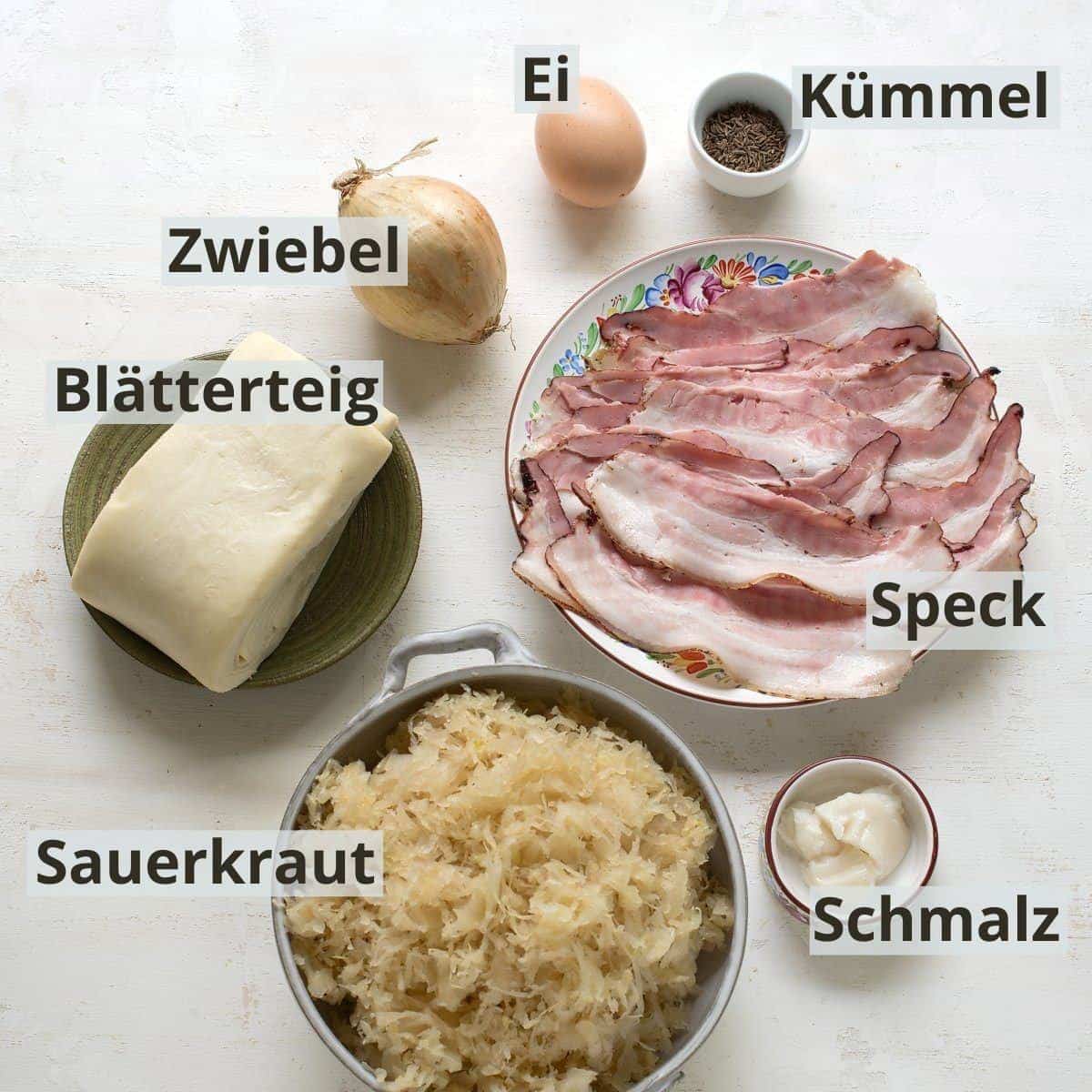 Zutaten für Sauerkrautstrudel mit Blätterteig, mit Beschriftung.